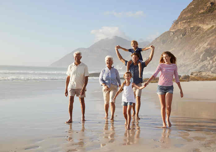 Familie im Urlaub am Strand